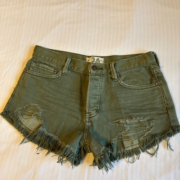 We The Free Army Green Loving Good Vibrations High Rise Distressed Jean Shorts - Picture 1 of 6